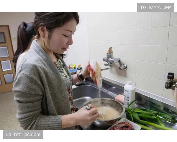 埃琳·安德森穿得像邻家阿姨，结账掏出的一叠黑卡把我看懵了